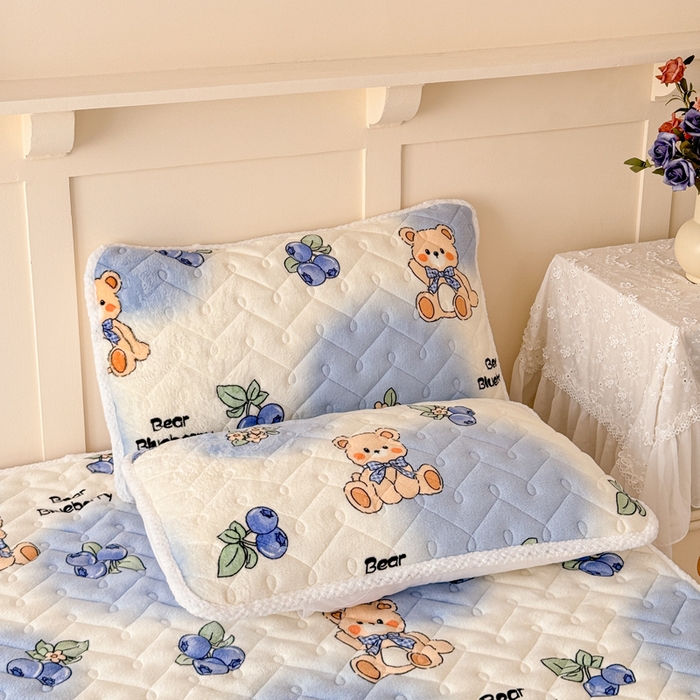 91家纺网 家纺一手货源 找家纺 小萌虎 2025秋冬新款牛奶绒夹棉床垫床褥 蓝莓小熊