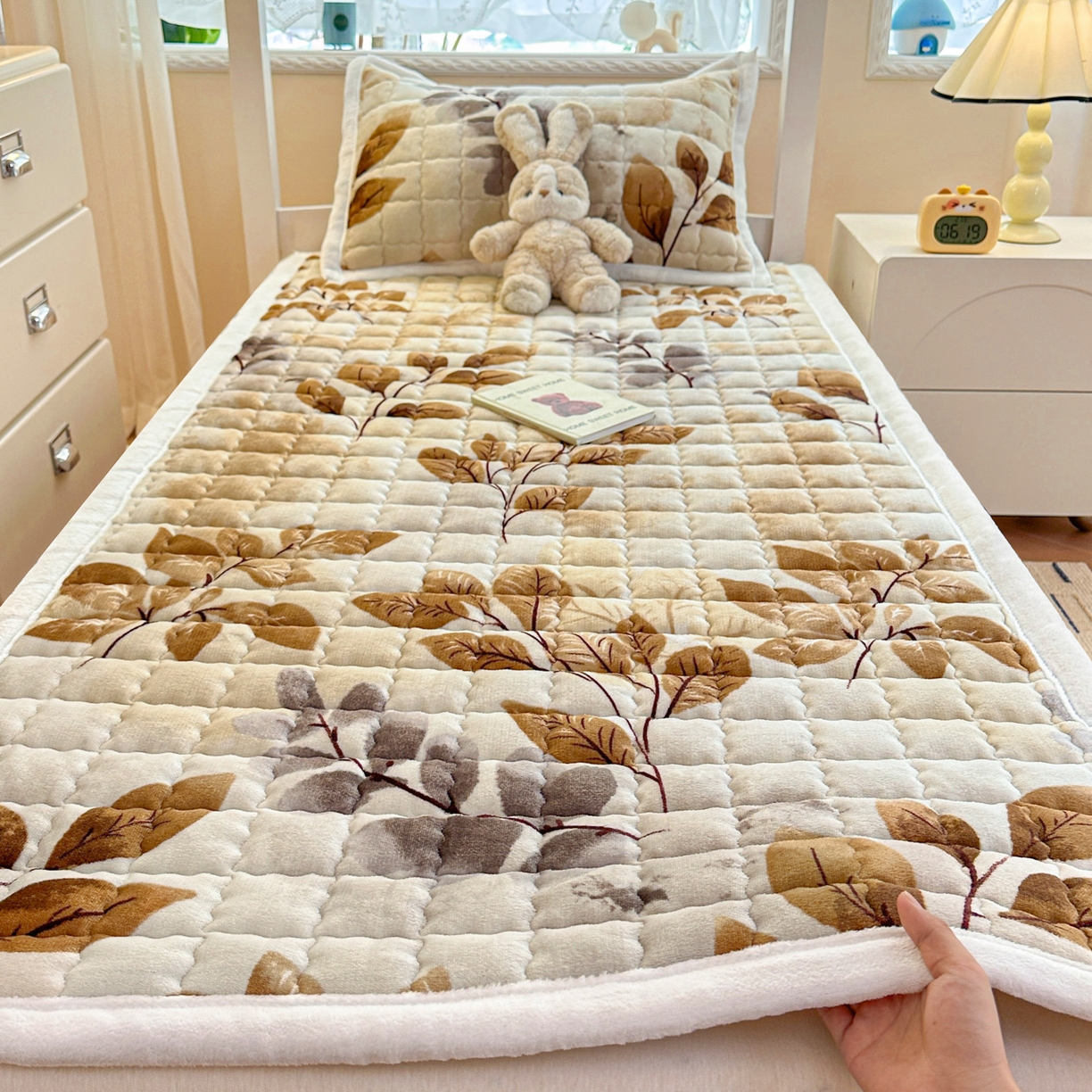 91家纺网 家纺一手货源 找家纺 川悦生活 2025新款A类印花牛奶绒床垫加厚绒保暖床床褥 床垫叶月初色