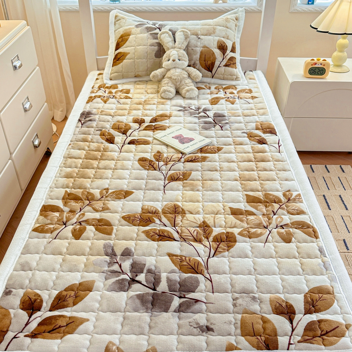 91家纺网 家纺一手货源 找家纺 川悦生活 2025新款A类印花牛奶绒床垫加厚绒保暖床床褥 床垫叶月初色