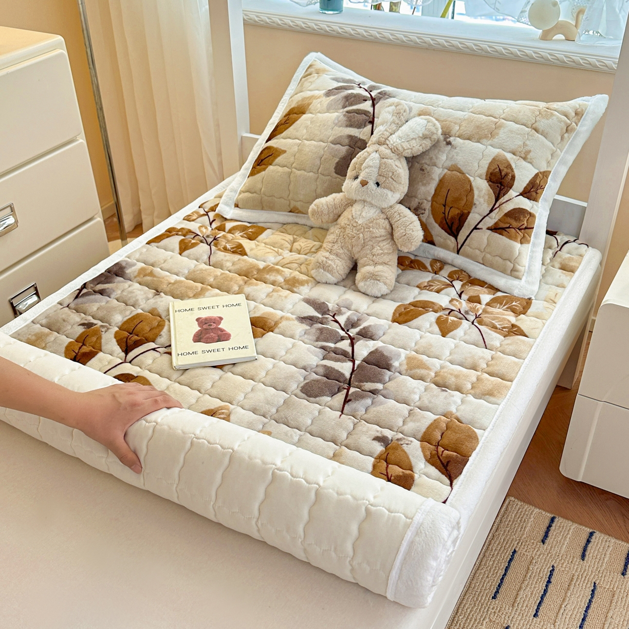 91家纺网 家纺一手货源 找家纺 川悦生活 2025新款A类印花牛奶绒床垫加厚绒保暖床床褥 床垫叶月初色