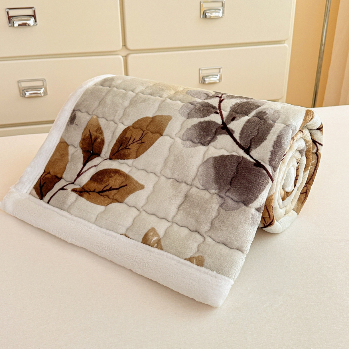 91家纺网 家纺一手货源 找家纺 川悦生活 2025新款A类印花牛奶绒床垫加厚绒保暖床床褥 床垫叶月初色