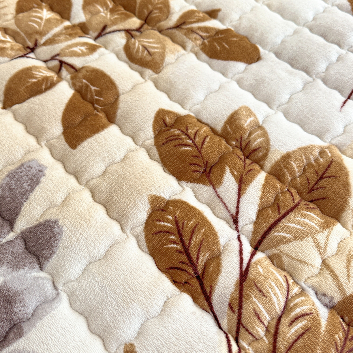 91家纺网 家纺一手货源 找家纺 川悦生活 2025新款A类印花牛奶绒床垫加厚绒保暖床床褥 床垫叶月初色