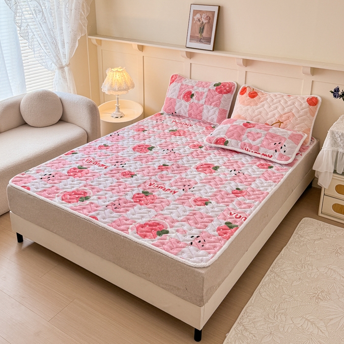 91家纺网 家纺一手货源 找家纺 小萌虎 2025秋冬新款牛奶绒夹棉床垫床褥 草莓派