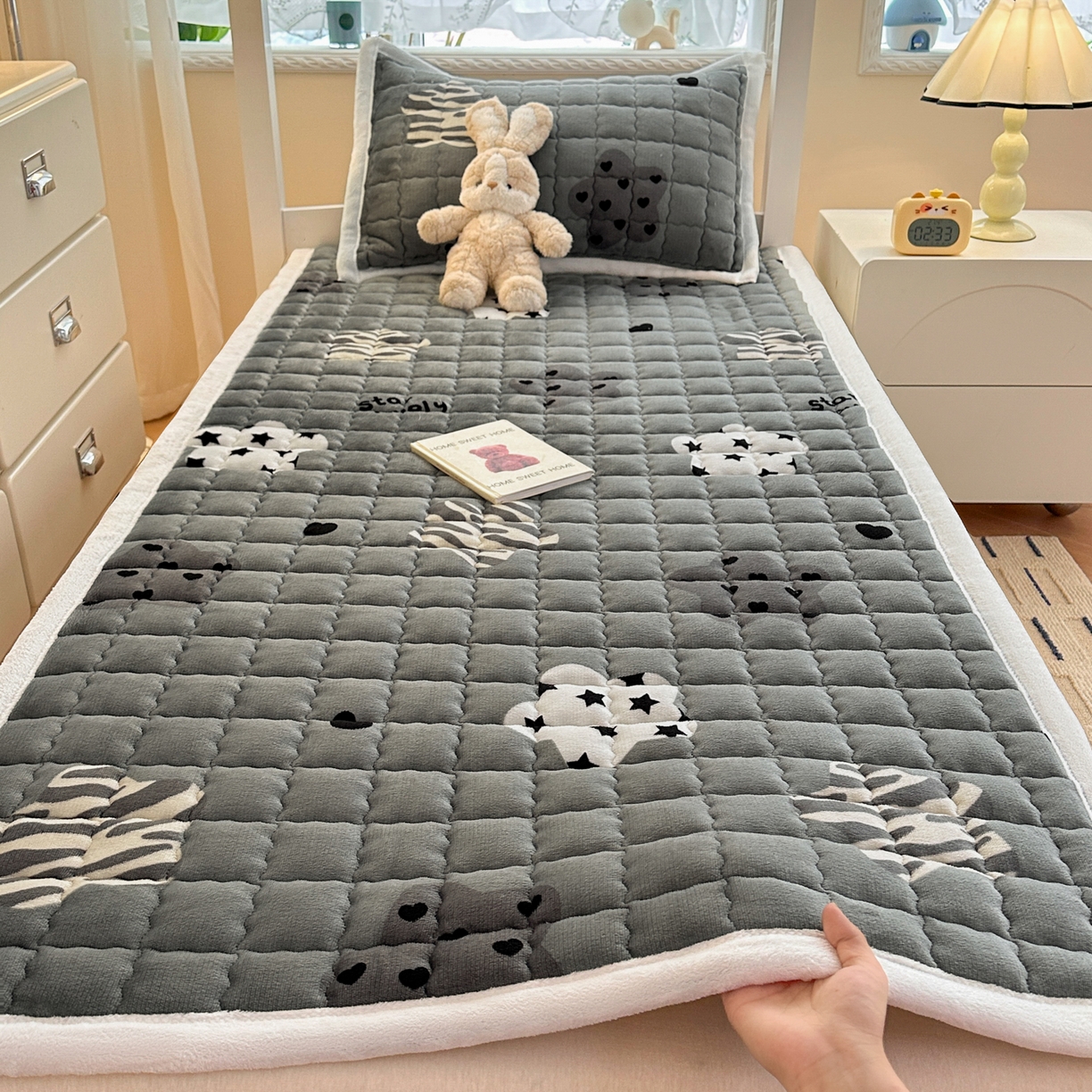 91家纺网 家纺一手货源 找家纺 川悦生活 2025新款A类印花牛奶绒床垫加厚绒保暖床床褥 床垫夜空好梦