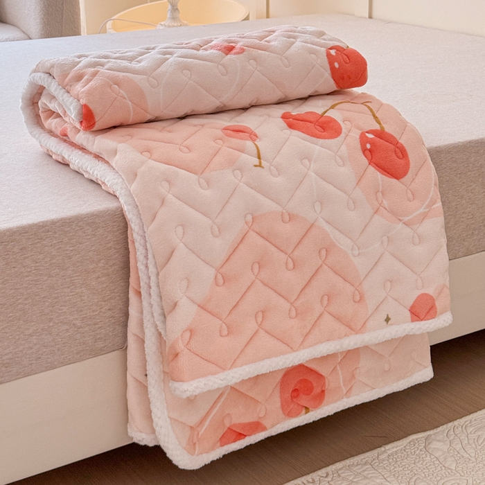 91家纺网 家纺一手货源 找家纺 小萌虎 2025秋冬新款牛奶绒夹棉床垫床褥 大樱桃