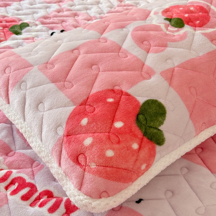 91家纺网 家纺一手货源 找家纺 小萌虎 2025秋冬新款牛奶绒夹棉床垫床褥 草莓派