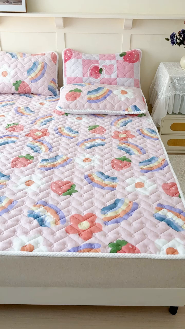 91家纺网 家纺一手货源 找家纺 小萌虎 2025秋冬新款牛奶绒夹棉床垫床褥 彩虹乐园