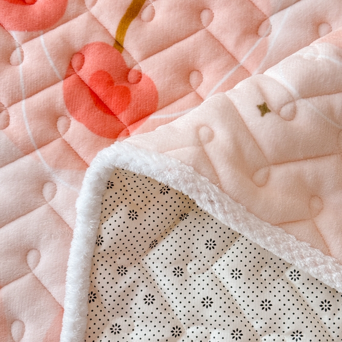 91家纺网 家纺一手货源 找家纺 小萌虎 2025秋冬新款牛奶绒夹棉床垫床褥 大樱桃