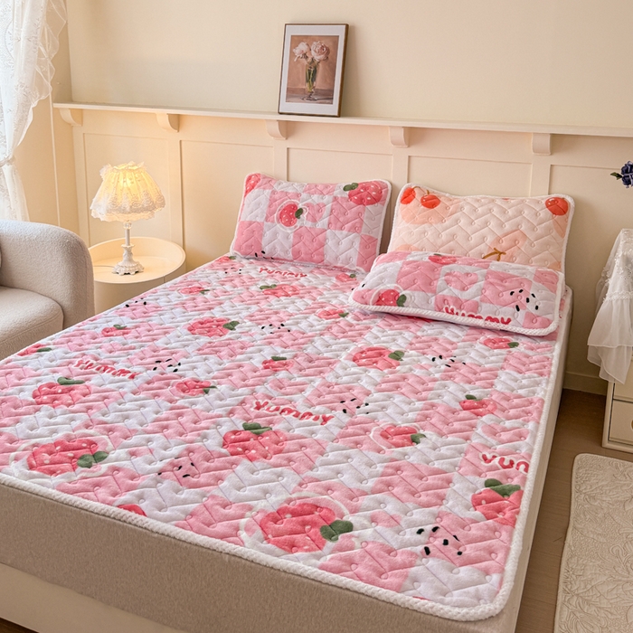 91家纺网 家纺一手货源 找家纺 小萌虎 2025秋冬新款牛奶绒夹棉床垫床褥 草莓派