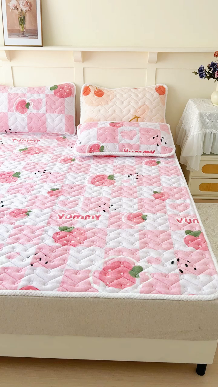 91家纺网 家纺一手货源 找家纺 小萌虎 2025秋冬新款牛奶绒夹棉床垫床褥 草莓派