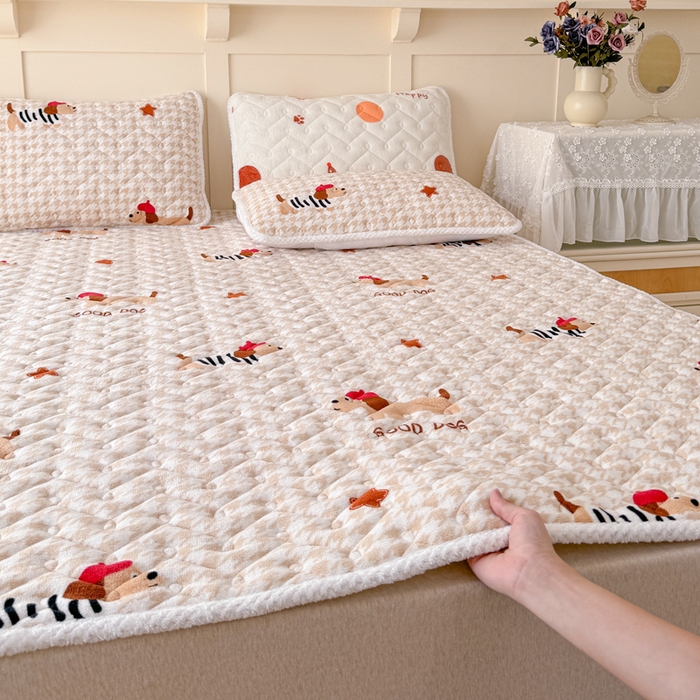 91家纺网 家纺一手货源 找家纺 小萌虎 2025秋冬新款牛奶绒夹棉床垫床褥 腊肠犬