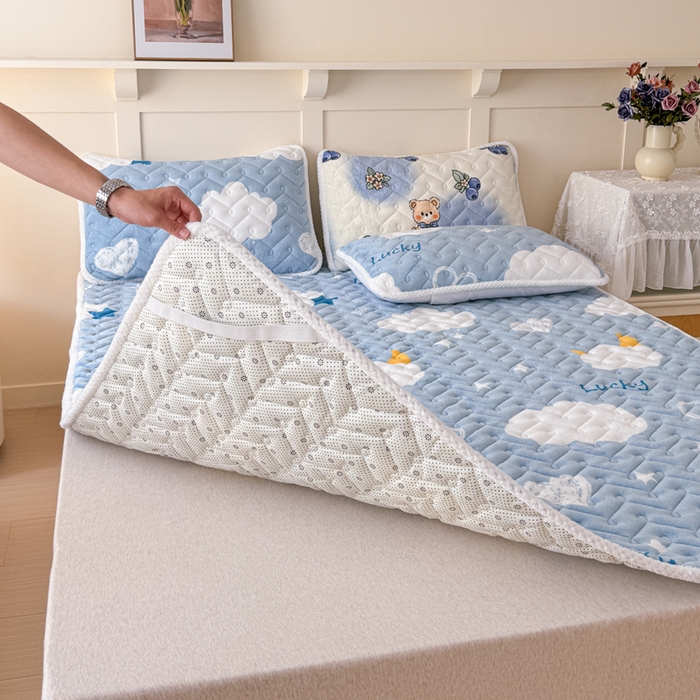 91家纺网 家纺一手货源 找家纺 小萌虎 2025秋冬新款牛奶绒夹棉床垫床褥 在云端