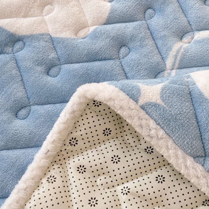 91家纺网 家纺一手货源 找家纺 小萌虎 2025秋冬新款牛奶绒夹棉床垫床褥 在云端