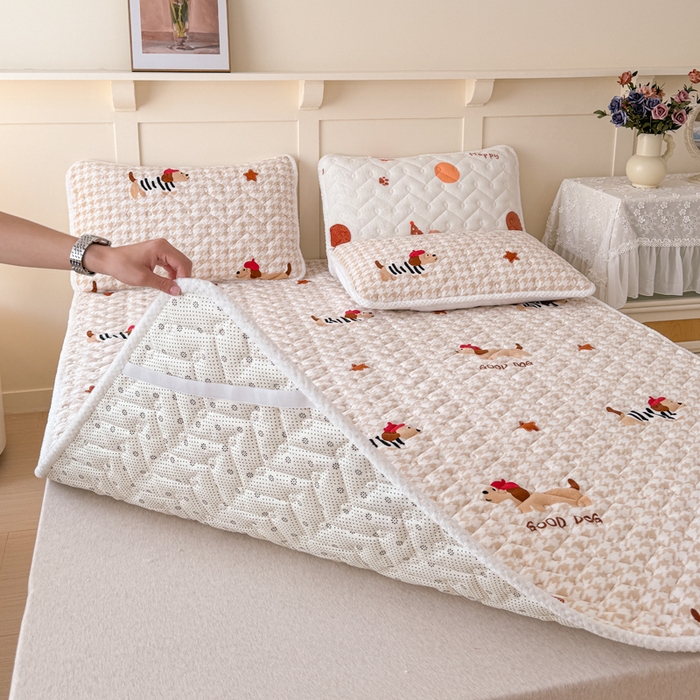 91家纺网 家纺一手货源 找家纺 小萌虎 2025秋冬新款牛奶绒夹棉床垫床褥 腊肠犬