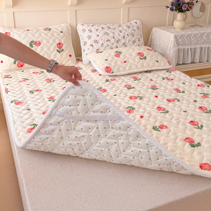 91家纺网 家纺一手货源 找家纺 小萌虎 2025秋冬新款牛奶绒夹棉床垫床褥 郁金香