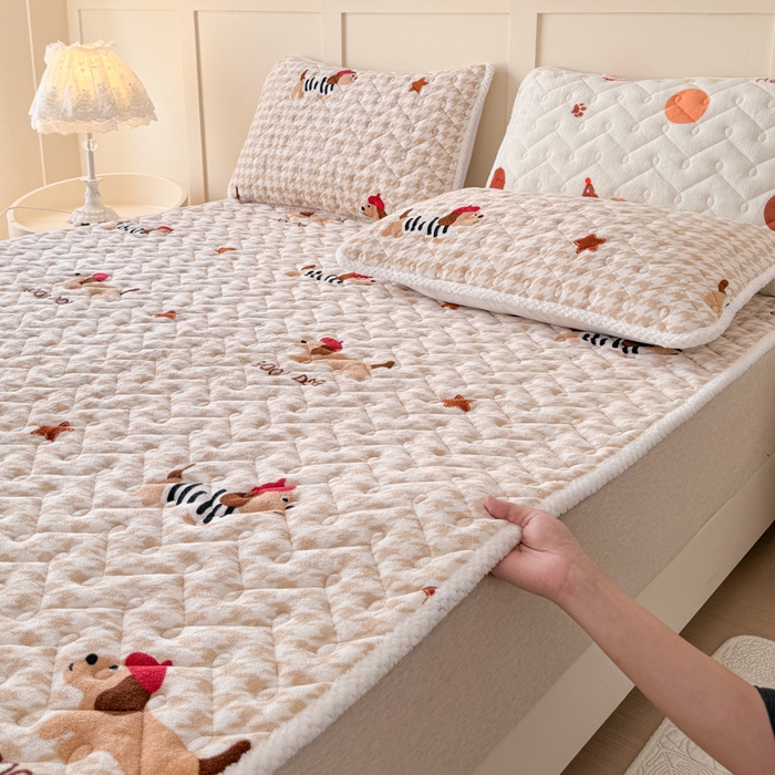 91家纺网 家纺一手货源 找家纺 小萌虎 2025秋冬新款牛奶绒夹棉床垫床褥 腊肠犬