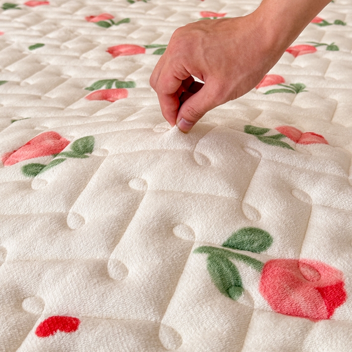 91家纺网 家纺一手货源 找家纺 小萌虎 2025秋冬新款牛奶绒夹棉床垫床褥 郁金香