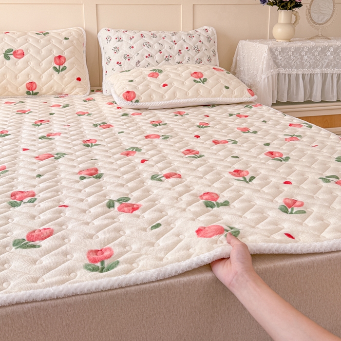 91家纺网 家纺一手货源 找家纺 小萌虎 2025秋冬新款牛奶绒夹棉床垫床褥 郁金香