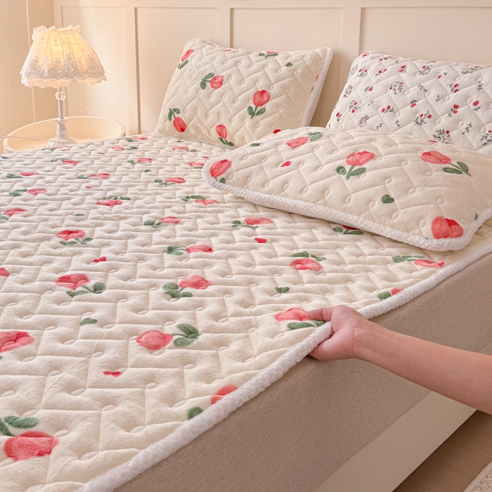 91家纺网 家纺一手货源 找家纺 小萌虎 2025秋冬新款牛奶绒夹棉床垫床褥 郁金香