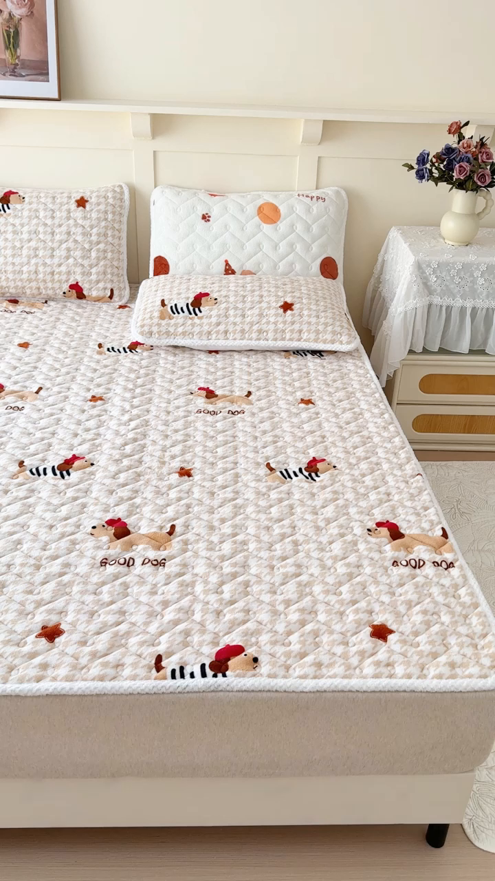 91家纺网 家纺一手货源 找家纺 小萌虎 2025秋冬新款牛奶绒夹棉床垫床褥 腊肠犬