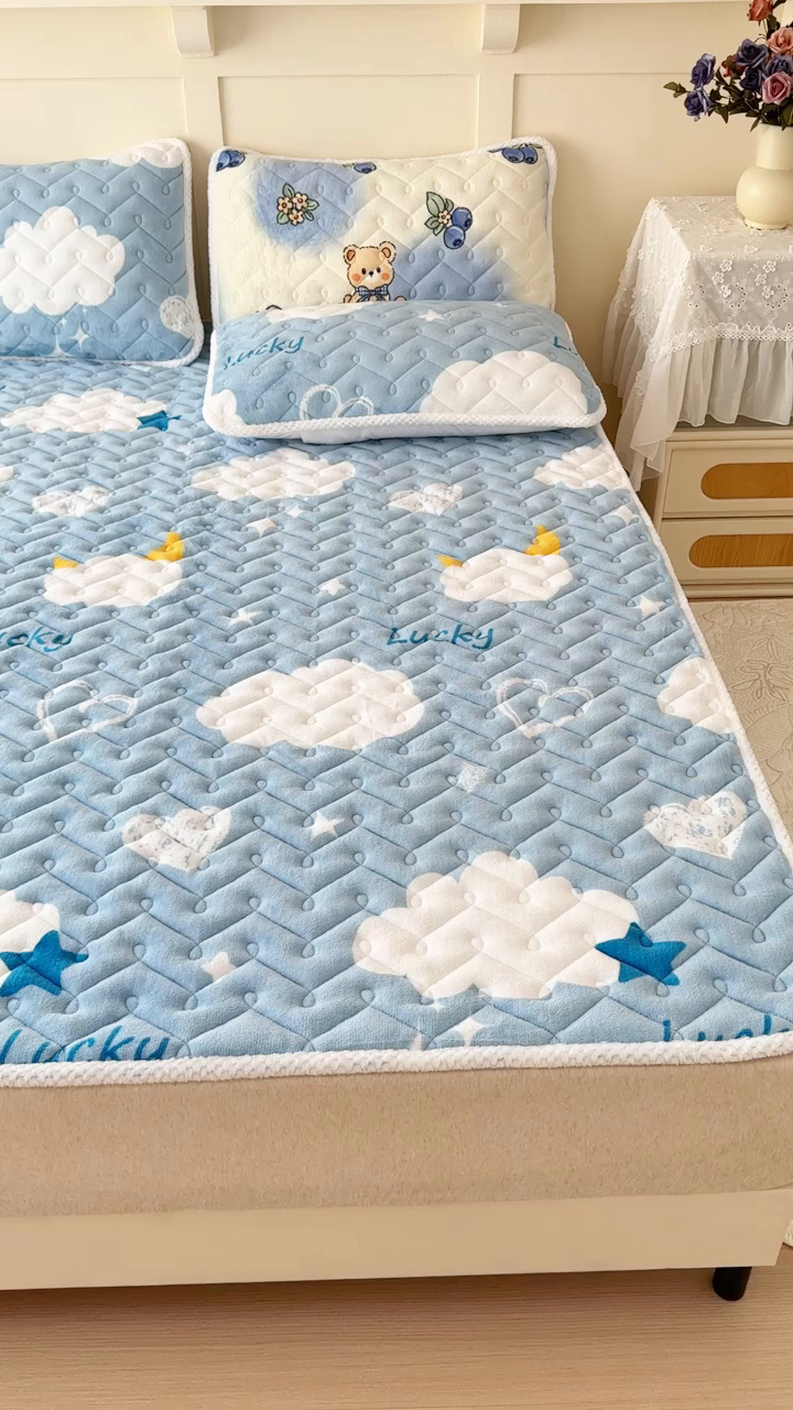 91家纺网 家纺一手货源 找家纺 小萌虎 2025秋冬新款牛奶绒夹棉床垫床褥 在云端