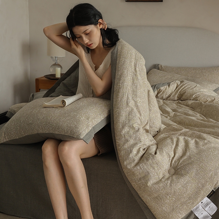 91家纺网 家纺一手货源 找家纺 （总）玛德琳 2025新款原麻皱皱纱懒人抗菌冬被被子被芯