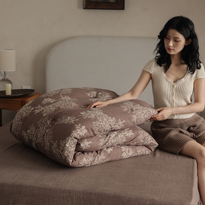 91家纺网 家纺一手货源 找家纺 玛德琳 2025新款原麻皱皱纱懒人抗菌冬被被子被芯 南法庄园