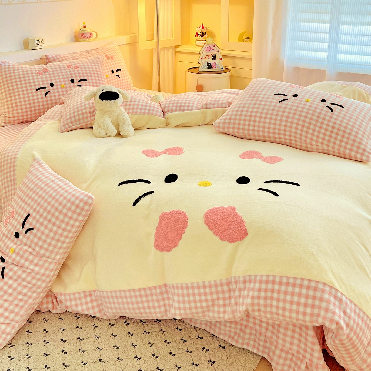 91家纺网 家纺一手货源 找家纺 富米莱（原臻工厂） 2025新款爆款拼角毛巾绣牛奶绒四件套 绒猫咪粉格