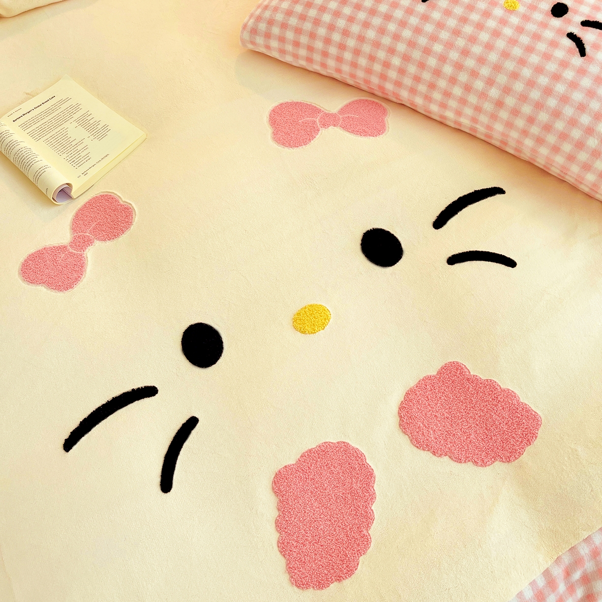 91家纺网 家纺一手货源 找家纺 富米莱（原臻工厂） 2025新款爆款拼角毛巾绣牛奶绒四件套 绒猫咪粉格