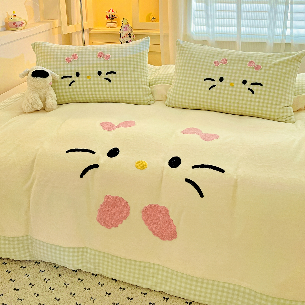 91家纺网 家纺一手货源 找家纺 富米莱（原臻工厂） 2025新款爆款拼角毛巾绣牛奶绒四件套 绒猫咪绿格