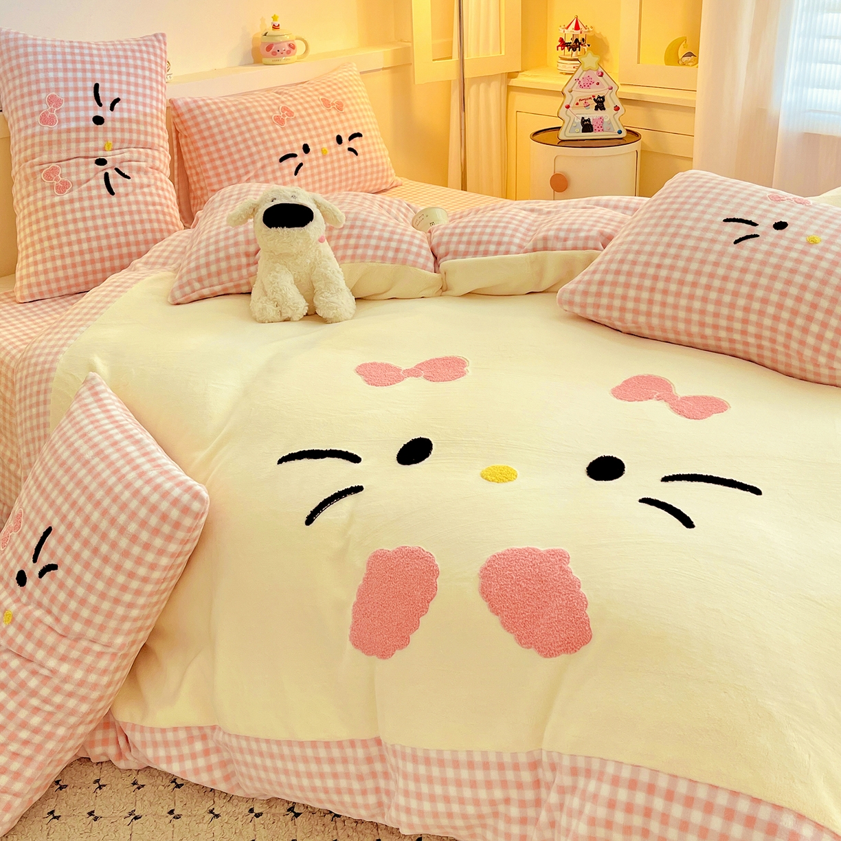 91家纺网 家纺一手货源 找家纺 富米莱（原臻工厂） 2025新款爆款拼角毛巾绣牛奶绒四件套 绒猫咪粉格