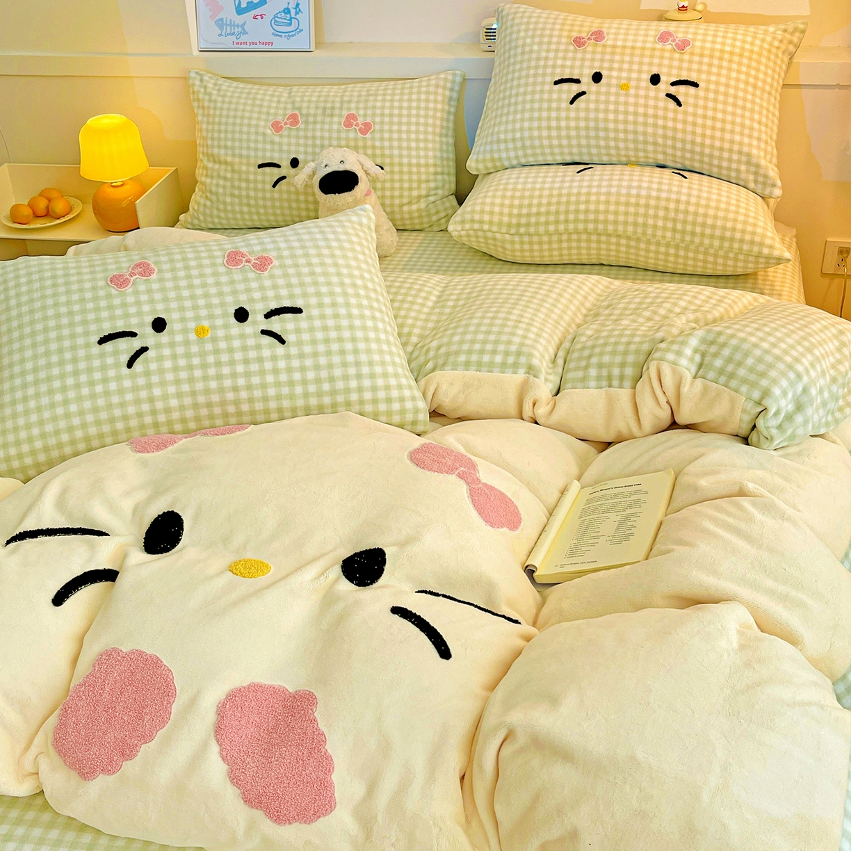 91家纺网 家纺一手货源 找家纺 富米莱（原臻工厂） 2025新款爆款拼角毛巾绣牛奶绒四件套 绒猫咪绿格