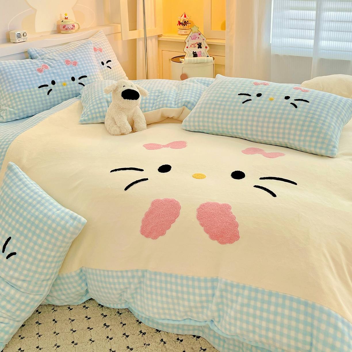 91家纺网 家纺一手货源 找家纺 富米莱（原臻工厂） 2025新款爆款拼角毛巾绣牛奶绒四件套 绒猫咪蓝格