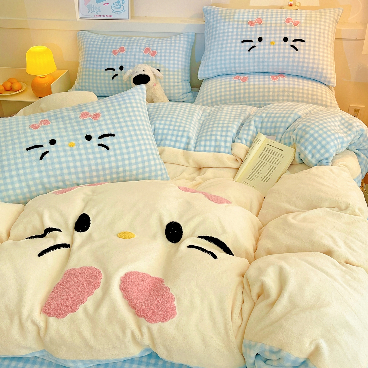 91家纺网 家纺一手货源 找家纺 富米莱（原臻工厂） 2025新款爆款拼角毛巾绣牛奶绒四件套 绒猫咪蓝格