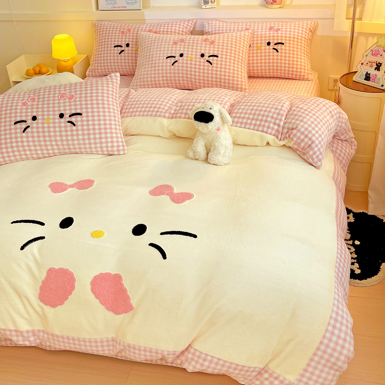 91家纺网 家纺一手货源 找家纺 富米莱（原臻工厂） 2025新款爆款拼角毛巾绣牛奶绒四件套 绒猫咪粉格