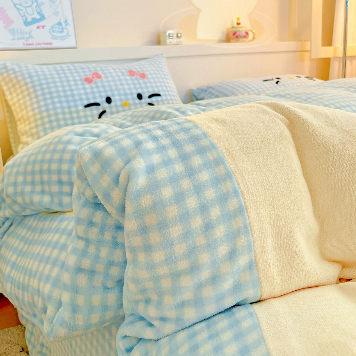 91家纺网 家纺一手货源 找家纺 富米莱（原臻工厂） 2025新款爆款拼角毛巾绣牛奶绒四件套 绒猫咪蓝格