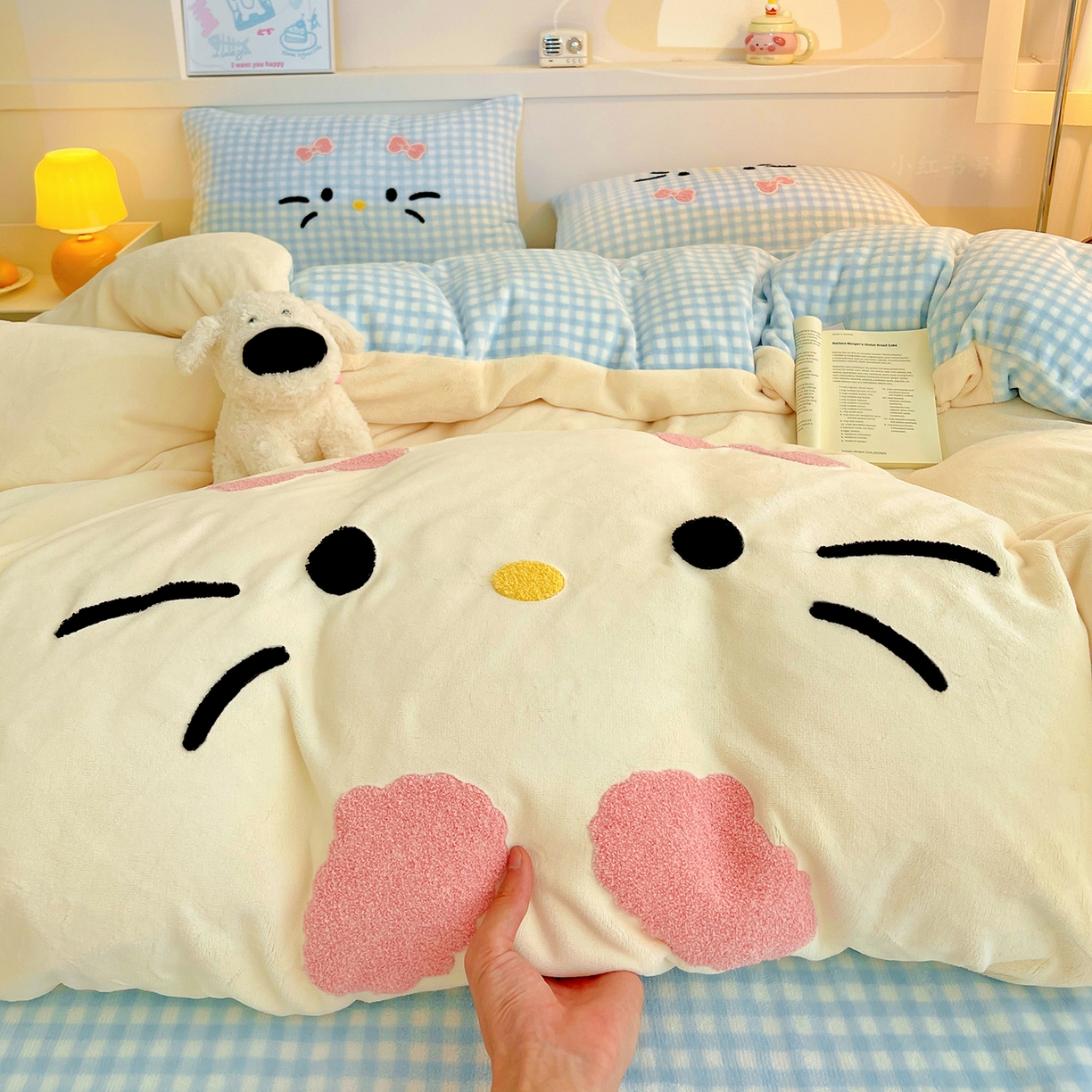 91家纺网 家纺一手货源 找家纺 富米莱（原臻工厂） 2025新款爆款拼角毛巾绣牛奶绒四件套 绒猫咪蓝格