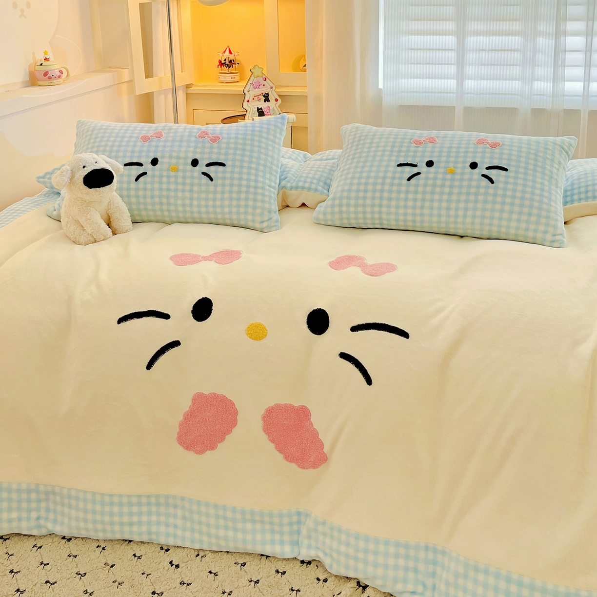 91家纺网 家纺一手货源 找家纺 富米莱（原臻工厂） 2025新款爆款拼角毛巾绣牛奶绒四件套 绒猫咪蓝格