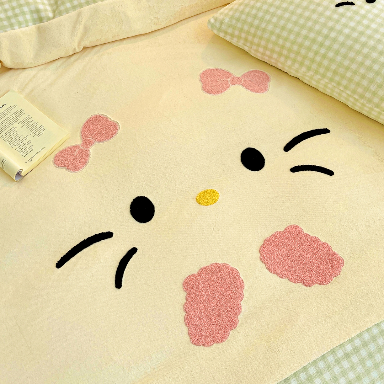 91家纺网 家纺一手货源 找家纺 富米莱（原臻工厂） 2025新款爆款拼角毛巾绣牛奶绒四件套 绒猫咪绿格