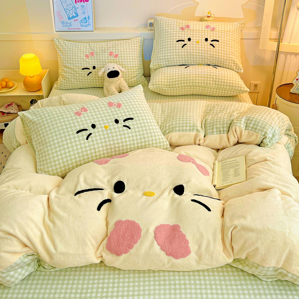 91家纺网 家纺一手货源 找家纺 富米莱（原臻工厂） 2025新款爆款拼角毛巾绣牛奶绒四件套 绒猫咪绿格