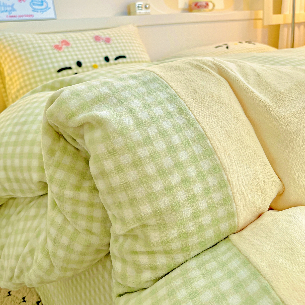 91家纺网 家纺一手货源 找家纺 富米莱（原臻工厂） 2025新款爆款拼角毛巾绣牛奶绒四件套 绒猫咪绿格