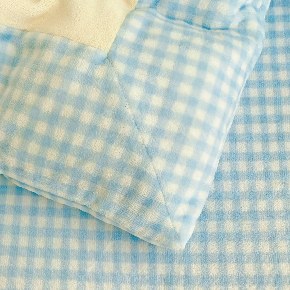 91家纺网 家纺一手货源 找家纺 富米莱（原臻工厂） 2025新款爆款拼角毛巾绣牛奶绒四件套 绒猫咪蓝格