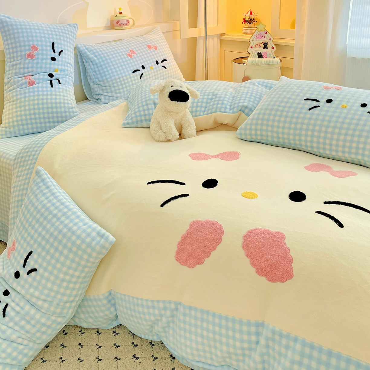 91家纺网 家纺一手货源 找家纺 富米莱（原臻工厂） 2025新款爆款拼角毛巾绣牛奶绒四件套 绒猫咪蓝格