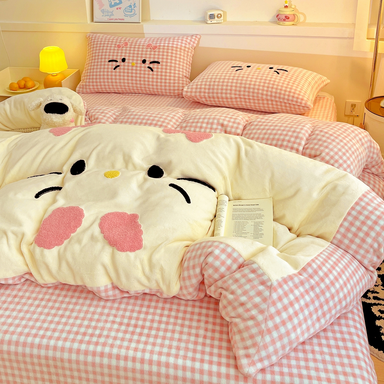 91家纺网 家纺一手货源 找家纺 富米莱（原臻工厂） 2025新款爆款拼角毛巾绣牛奶绒四件套 绒猫咪粉格