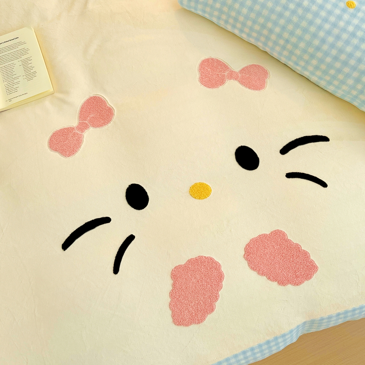 91家纺网 家纺一手货源 找家纺 富米莱（原臻工厂） 2025新款爆款拼角毛巾绣牛奶绒四件套 绒猫咪蓝格