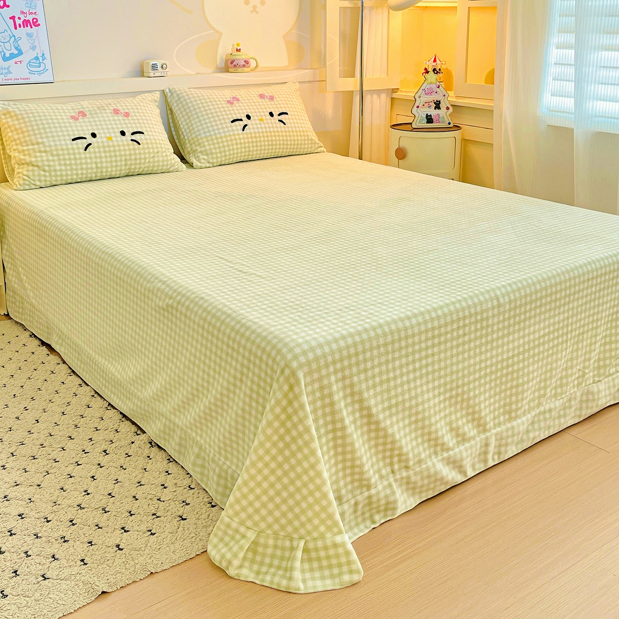 91家纺网 家纺一手货源 找家纺 富米莱（原臻工厂） 2025新款爆款拼角毛巾绣牛奶绒四件套 绒猫咪绿格