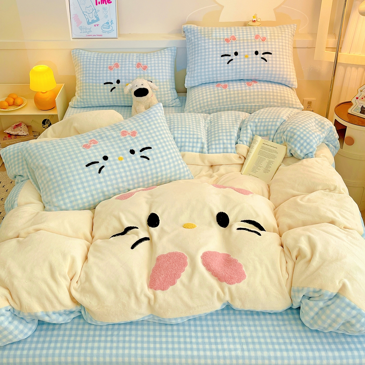 91家纺网 家纺一手货源 找家纺 富米莱（原臻工厂） 2025新款爆款拼角毛巾绣牛奶绒四件套 绒猫咪蓝格