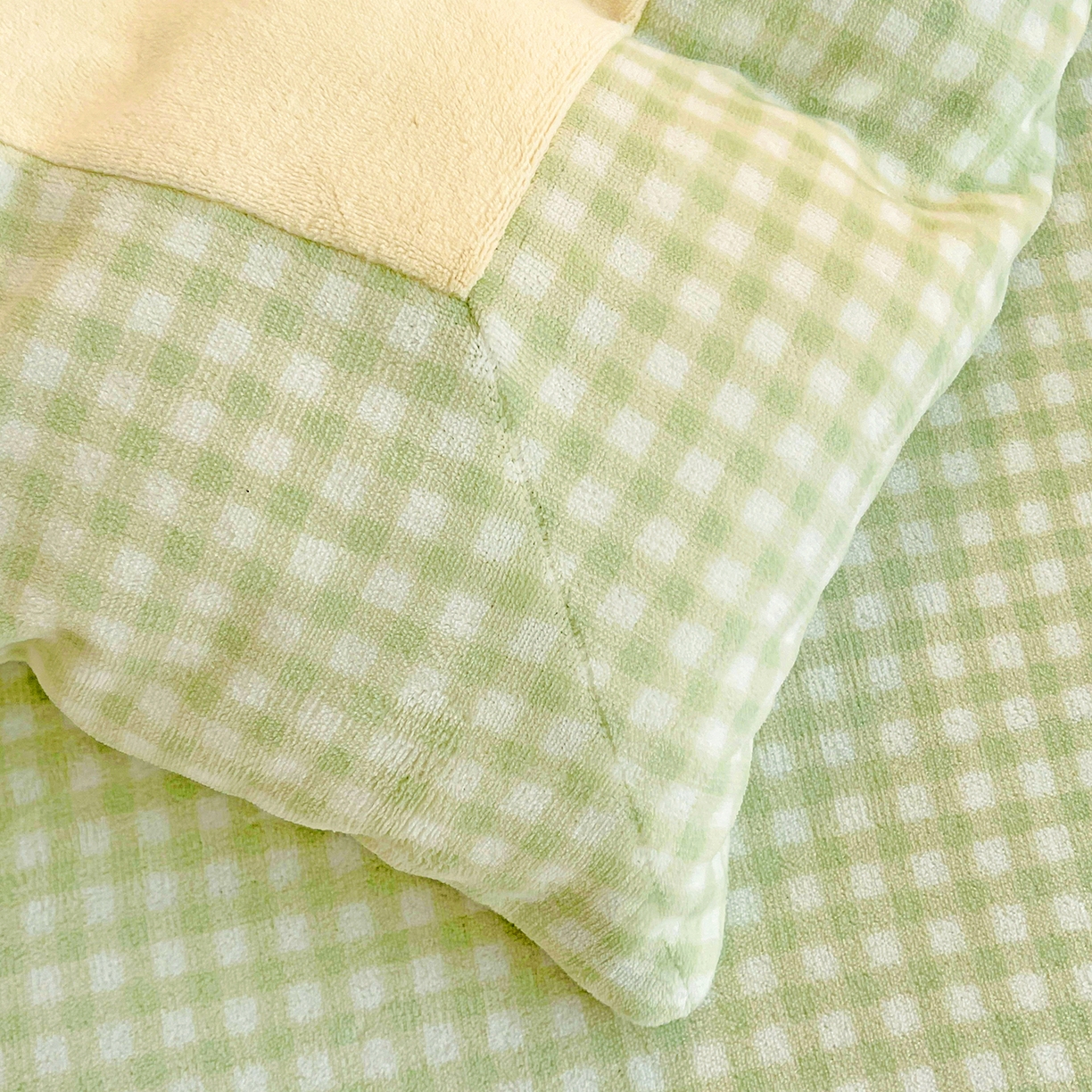 91家纺网 家纺一手货源 找家纺 富米莱（原臻工厂） 2025新款爆款拼角毛巾绣牛奶绒四件套 绒猫咪绿格