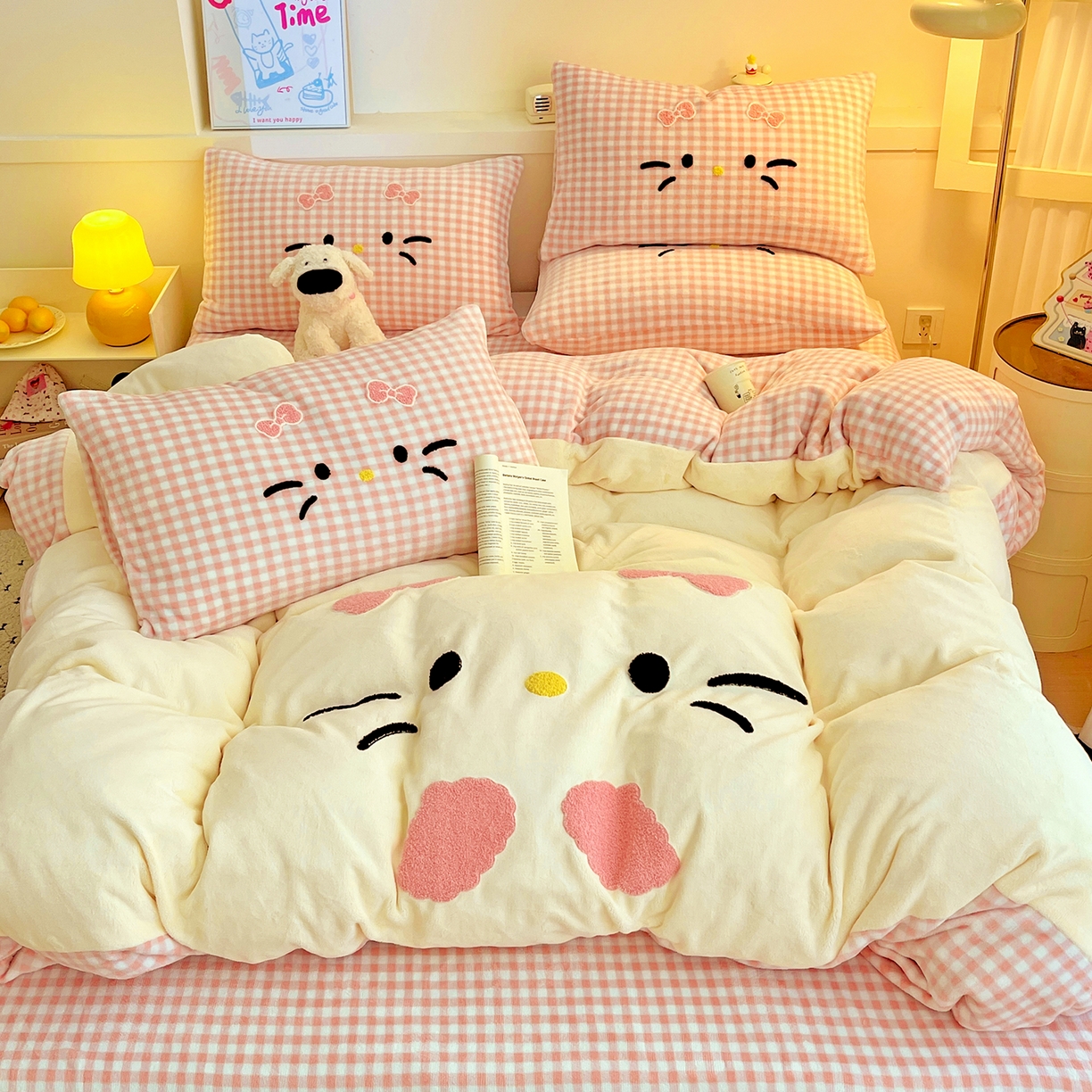 91家纺网 家纺一手货源 找家纺 富米莱（原臻工厂） 2025新款爆款拼角毛巾绣牛奶绒四件套 绒猫咪粉格