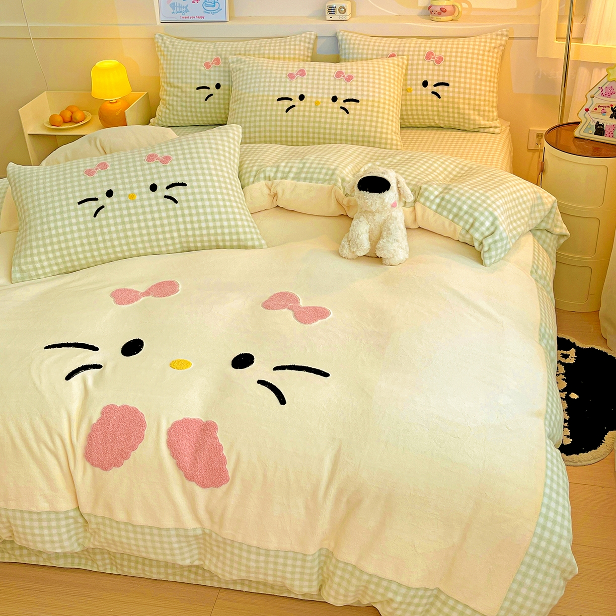 91家纺网 家纺一手货源 找家纺 富米莱（原臻工厂） 2025新款爆款拼角毛巾绣牛奶绒四件套 绒猫咪绿格